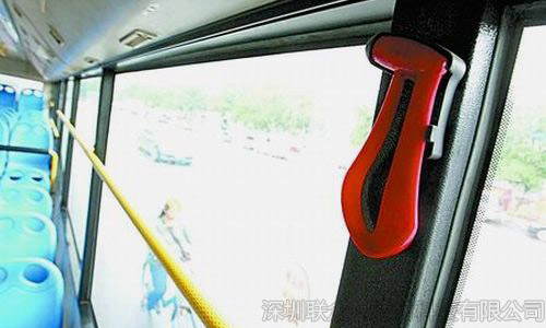  出門(mén)在外，大巴車起火如何逃生? 